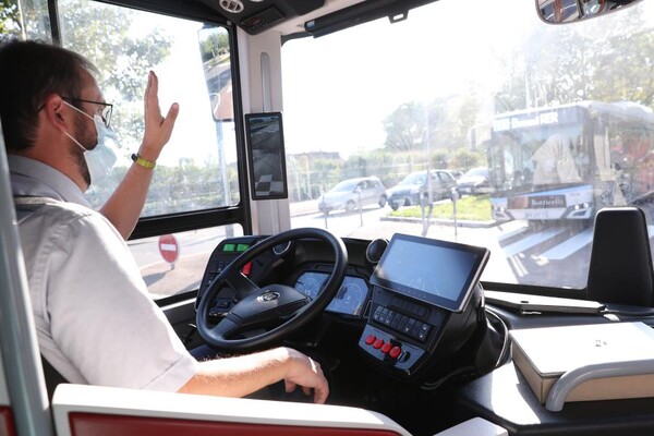 중국산 자율주행 버스를 운행하는 기사가 지난 17일 파리에서 마주 오는 버스와 인사하고 있다.