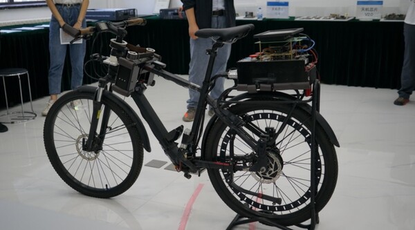 '톈직(Tianjic)' 칩을 탑재한 자율자전거. 칩을 탑재한 자율자전거는 균형 잡기, 장애물 회피 등이 자동으로 실행되고 결정 또한 스스로 내릴 수 있다.