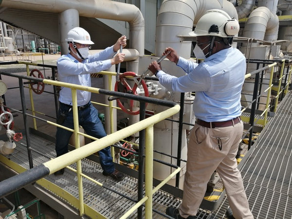 가나 테마(Tema)에 위치한 중국 천연가스 발전소에서 중국측 관계자가 현지 직원과 함께 점검 업무를 진행하고 있다.
