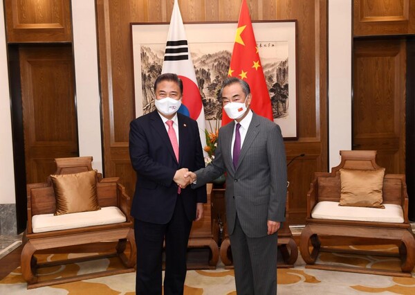왕이(王毅) 중국 국무위원 겸 외교부장이 9일 산둥(山東)성 칭다오(青島)에서 중국을 방문한 박진 한국 외교부 장관과 회담을 가졌다.
