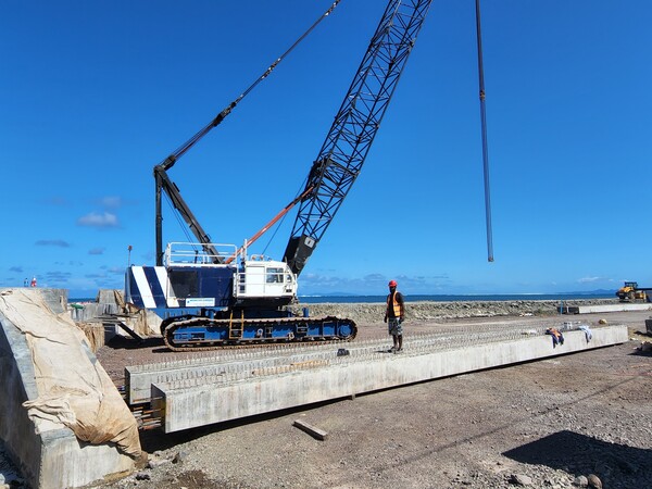 지난 6월 5일 중국 회사가 피지 수도 수바의 해안도로 확장 건설 작업을 맡아 진행하는 모습.