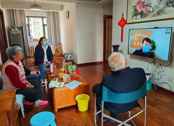 허난성 신샹시 훙치구의 한 가정집에서 노인이 라오러바오(老樂寶) 서비스를 사용하고 있다.