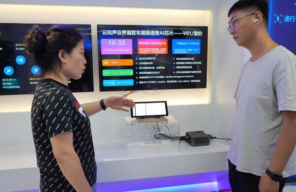 지난해 6월 22일 베이징시 하이뎬(海淀)구 중관춘(中關村)과학성에 소재한 과학기술 회사 직원이 차량용 중앙집중식 제어 시스템에 대해 설명하고 있다.